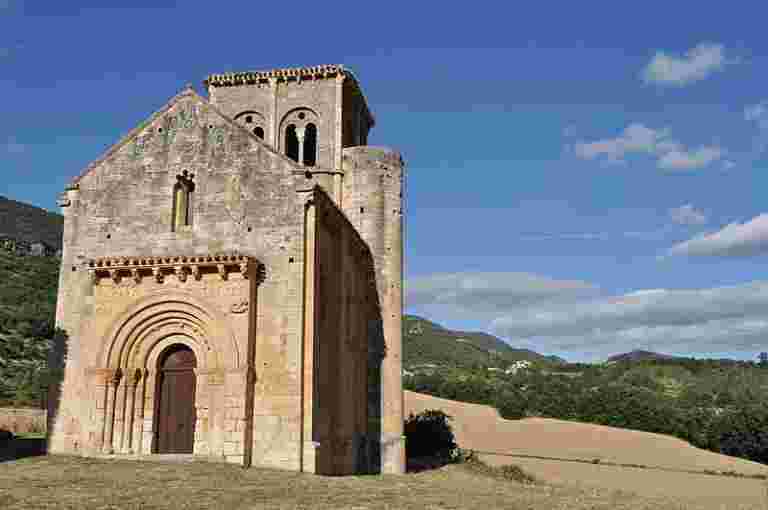 800px-Ermita_de_San_Pedro_de_Tejada_(Puentearenas-Merindad_de_Valdivieso)_-_003_(30072501143)