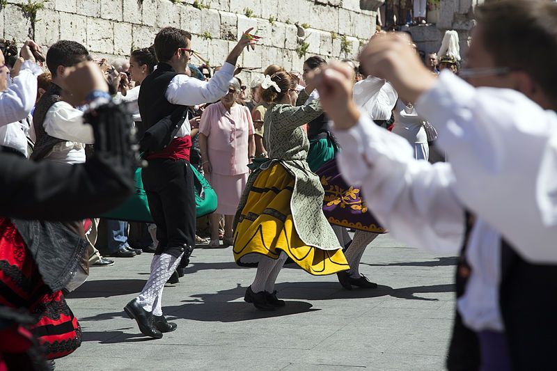 800px-Jota_castellana_-_Procesión_de_la_Virgen_de_San_Lorenzo_2014_-_Valladolid_1[1]