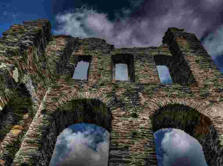 castle-195105_960_720[1]